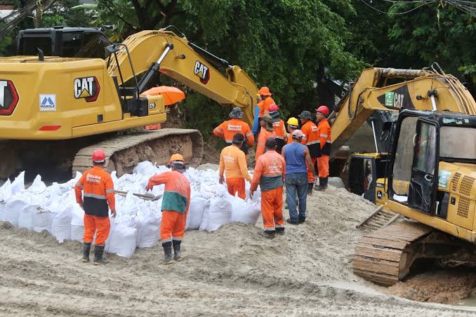 Em cinco dias, Prefeitura de Manaus retira tubos de ferro, amplia drenagem e inicia reaterro da avenida Djalma Batista
