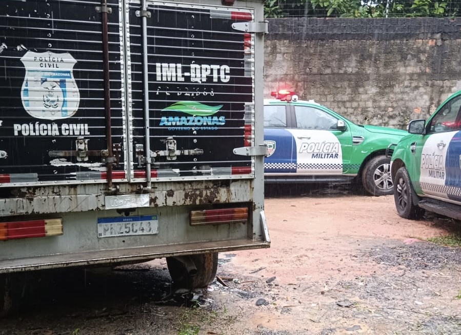 Urgente: corp0 enrolando em lençol é encontrado em matagal na av. Constantino Nery