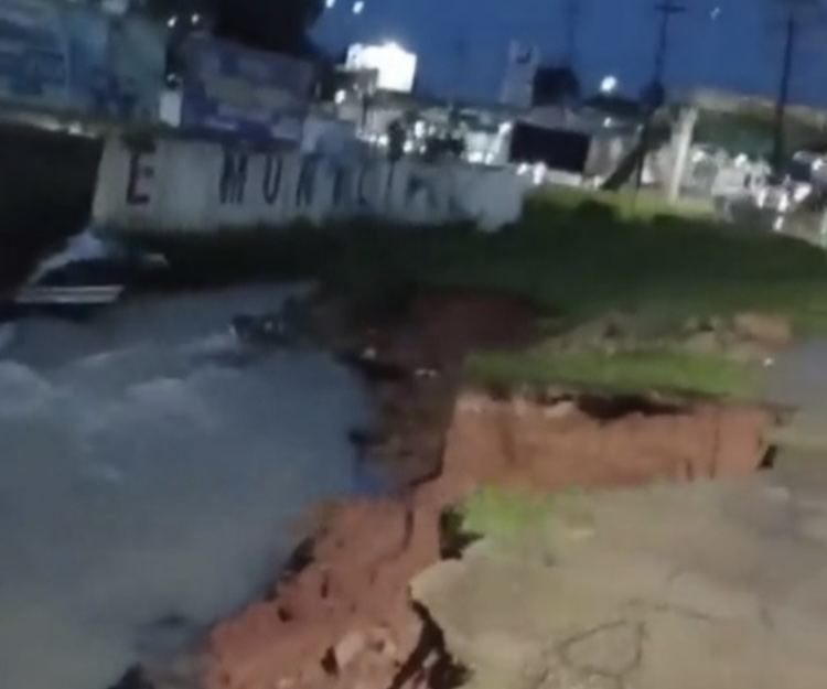 Após temporal, mais uma cratera se abre e derruba muro na av. Torquato Tapajós; veja vídeo