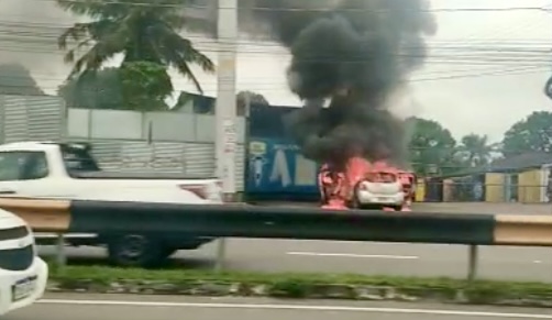 Urgente: motorista esquece pisca-alerta ligado e carro acaba pegando fogo na av. Torquato Tapajós; veja vídeo