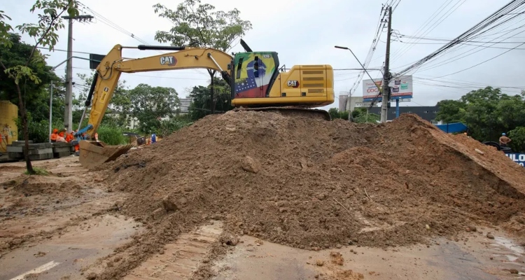 Prefeitura inicia reaterro na Av. Djalma Batista