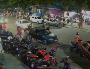 Motorista atropela várias pessoas em bar no bairro Jorge Teixeira; veja vídeo