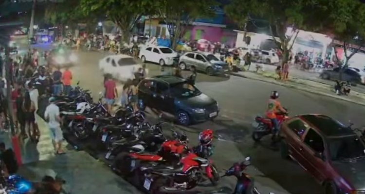 Motorista atropela várias pessoas em frente de bar no bairro Jorge Teixeira; veja vídeo