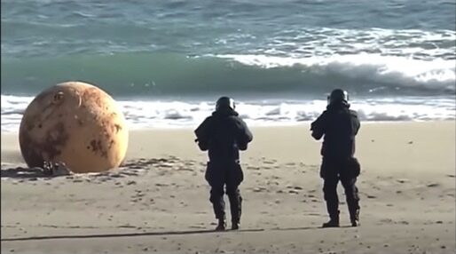 Misteriosa esfera de metal aparece em praia do Japão; veja vídeo