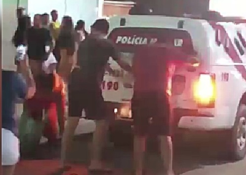 ‘Galerosos’ do Manôa se dão mal após tentarem tirar onda com a PM em carnaval de Alagoas; veja