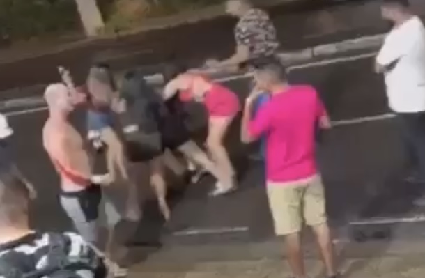 “Te pego na saída”: boazudas disputam macho nos tapas após bebedeira no Sindicato; veja