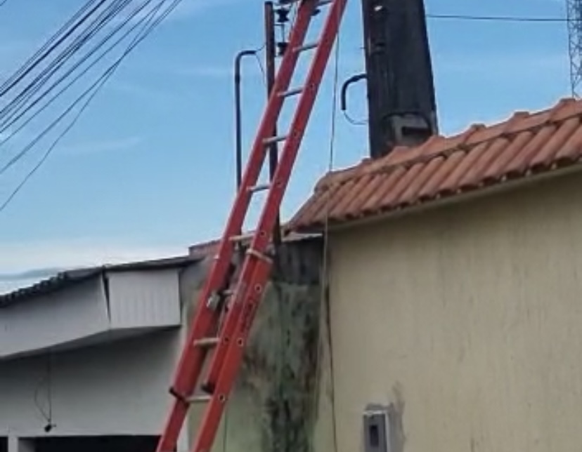 Urgente: homem m0rre eletrocutado após subir em poste para tentar fazer “gato” no Nova Cidade; veja vídeo