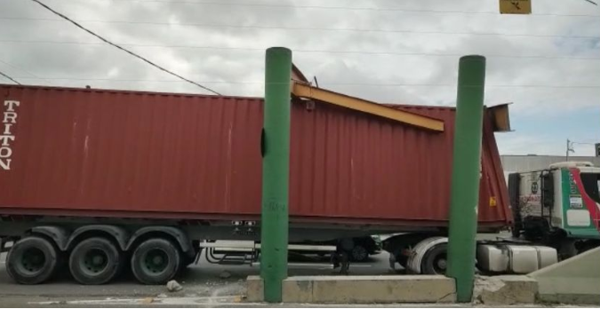 Carreta bloqueia a passagem subterrânea na Avenida João Valério em Manaus; veja vídeo