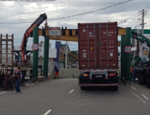 Prefeitura retira limitadores destruídos por carreta no viaduto do São Jorge