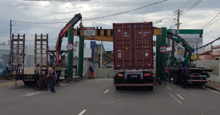 Prefeitura retira limitadores destruídos por carreta no viaduto do São Jorge