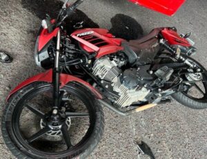 Acidente entre carro e moto deixa avenida Torquato Tapajós engarrafada