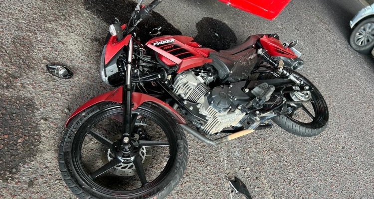 Acidente entre carro e moto deixa avenida Torquato Tapajós engarrafada