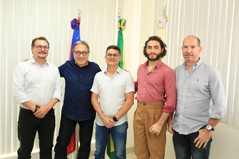 Prefeito de Manaus e Marcus Nobel fazem lançamento de escultura do Prêmio United Earth Amazônia na Ponta Negra