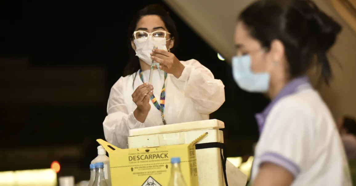 Casos de Covid no AM explodem após o carnaval e o estado volta à fase amarela da pandemia; saiba onde se vacinar