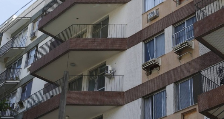 Menino de 7 anos morre após cair de apartamento