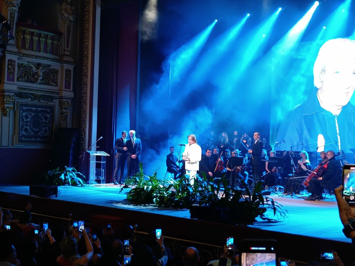 Roberto Carlos recebe ‘Prêmio Nobel da Amazônia’ em solenidade no Teatro Amazonas