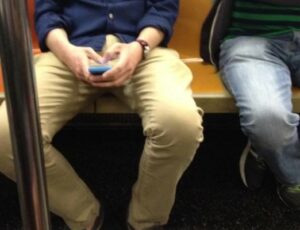 Sentar de perna aberta pode virar crime: "manspreading", denunciam feministas