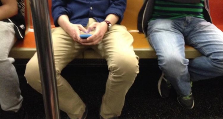 Sentar de perna aberta pode virar crime: “manspreading”, denunciam feministas