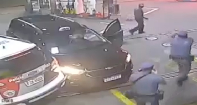 Acidente de carro contra viatura da PM salva taxista de sequestro; veja vídeo