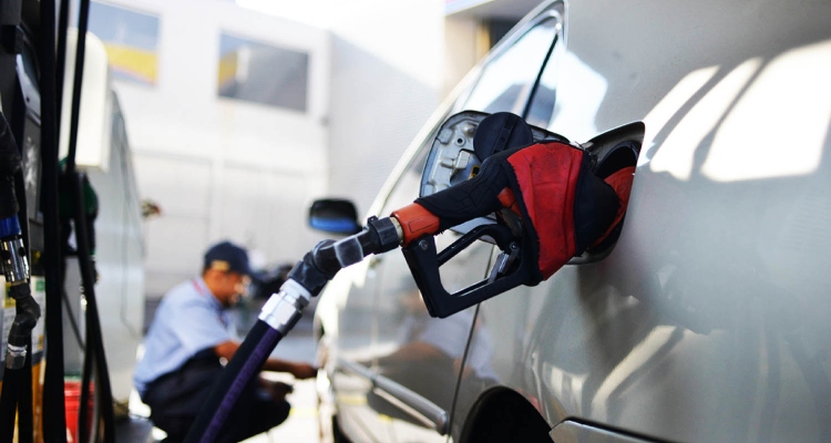Governo Federal decide voltar com 75% de impostos sobre a gasolina em março