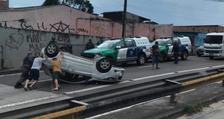 Carro capota e deixa criança ferida na Avenida das Torres