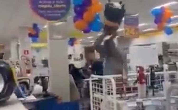 Cliente perde a paciência e quebra TVs na Magazine Luiza após não conseguir trocar caixa de som; veja video