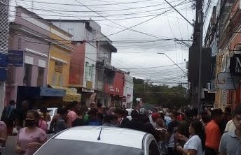 Criminos0s fazem 20 clientes de reféns durante assalt0 em loja no Centro de Manaus