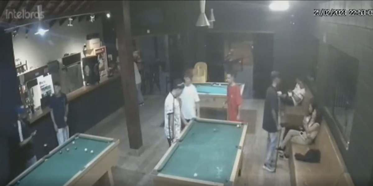 Veja momento que pistoleiro executa jovem durante partida de sinuca