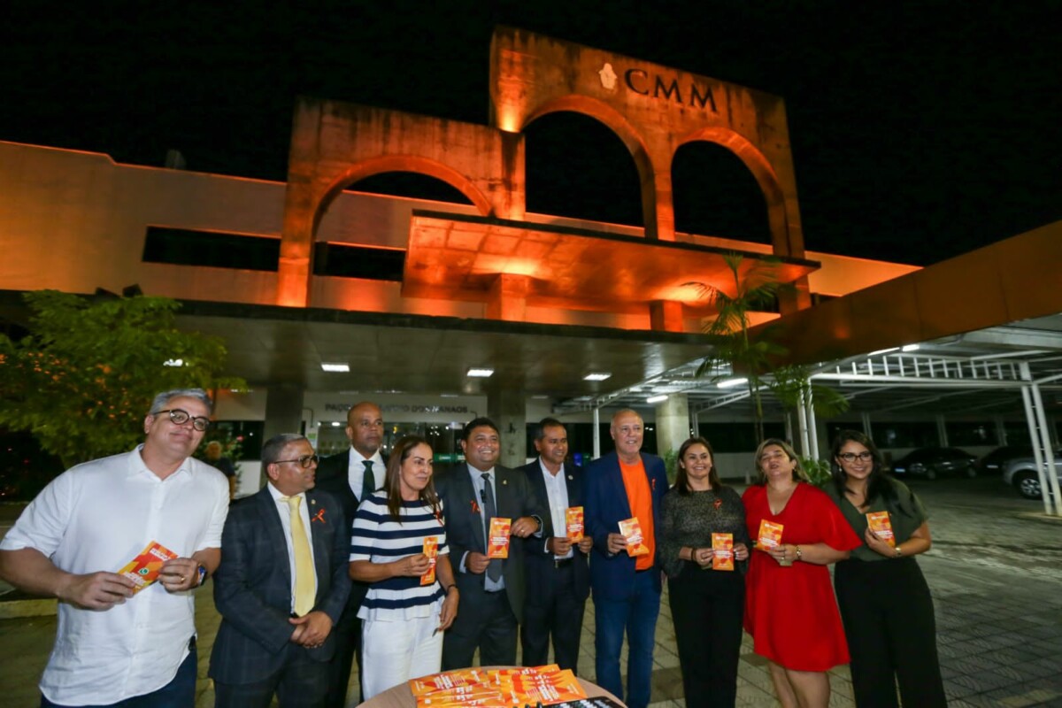 Caio André inaugura iluminação temática da CMM, em alusão à campanha ‘Março Laranja’