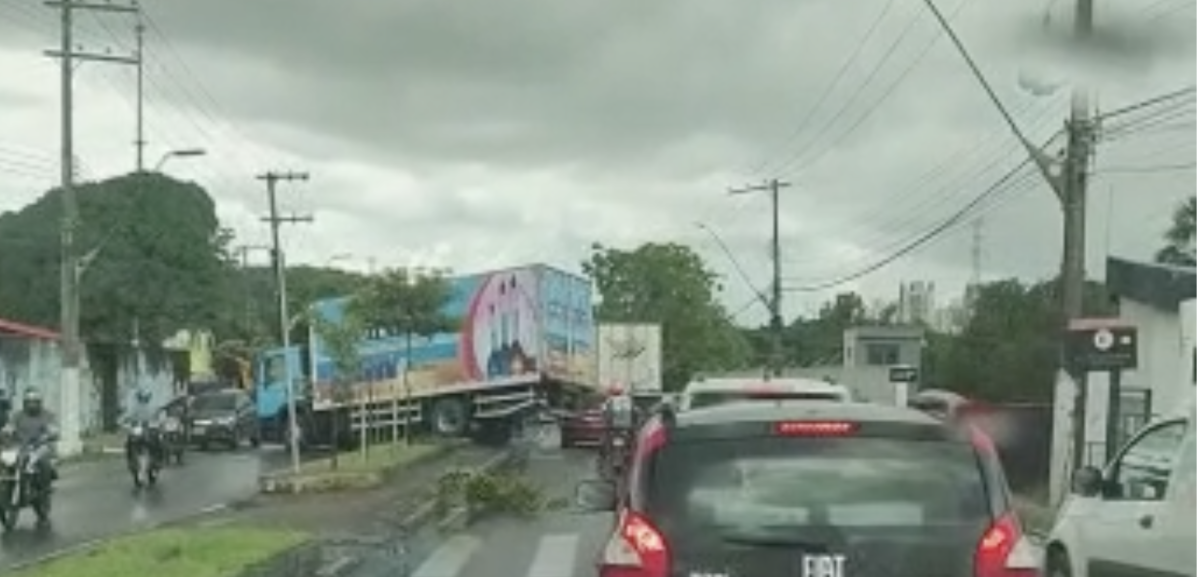 Urgente: acidente entre caminhão e carro de passeio na Av. Efigênio Salles; veja vídeo