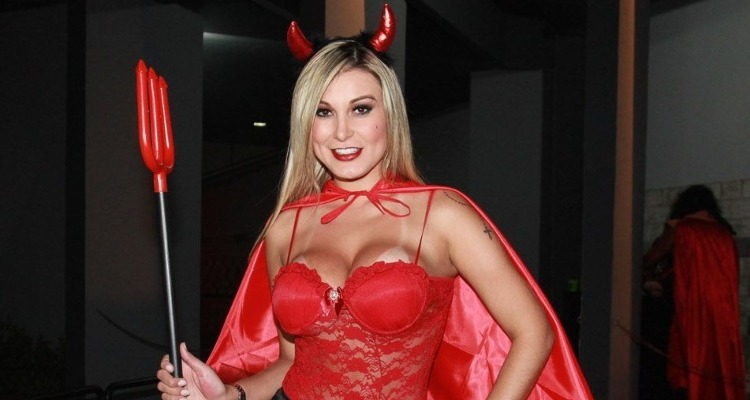 Andressa Urach é flagrada pelo ex-marido falando com ‘sat4nás’ e admite volta a prostituição; veja