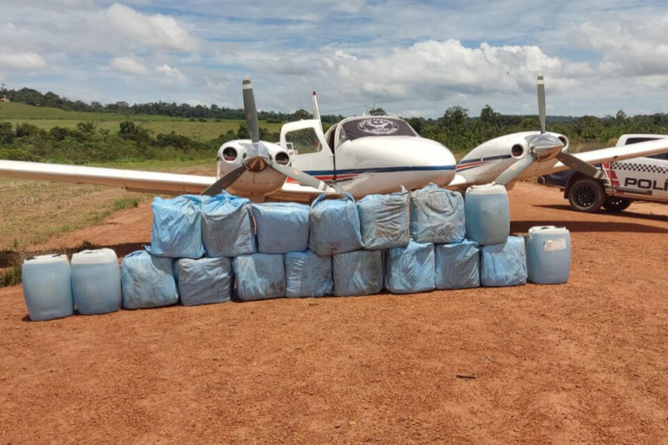 “1ª classe das drogas”: Força Aérea Brasileira intercepta avião com 400 kg de cocaína