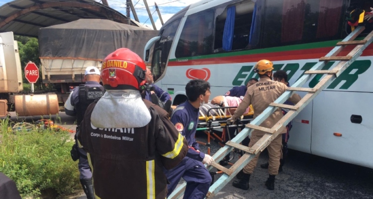 Acidente de trânsito na barreira de Manaus deixa 6 pessoas feridas; veja vídeo
