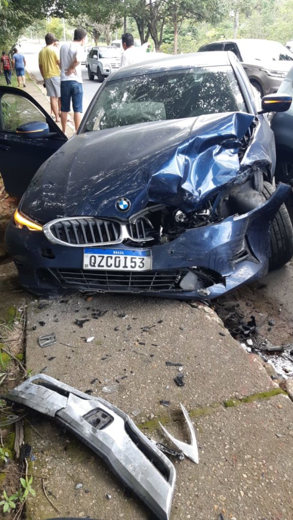 Acidente gravíssimo na estrada do turismo envolvendo BMW e mais seis veículos; veja vídeos