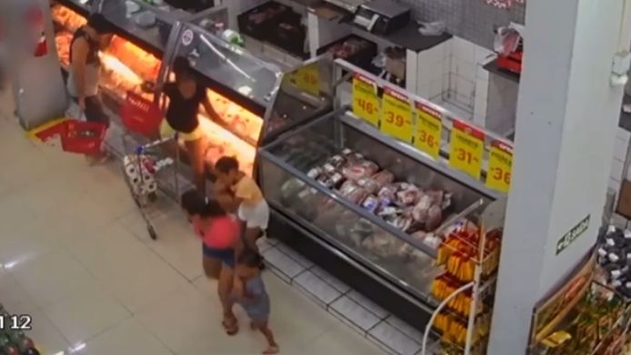 Segurança é executado na frente de crianças em supermercado; veja vídeo