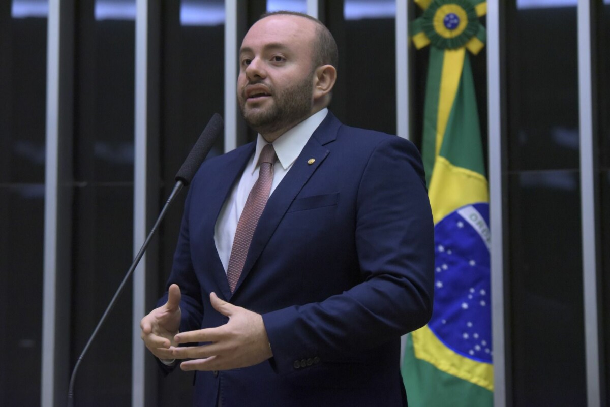 Fausto Santos Jr denuncia Amazonas Energia por prejuízo a consumidores amazonenses com desligamento de serviços no domingo