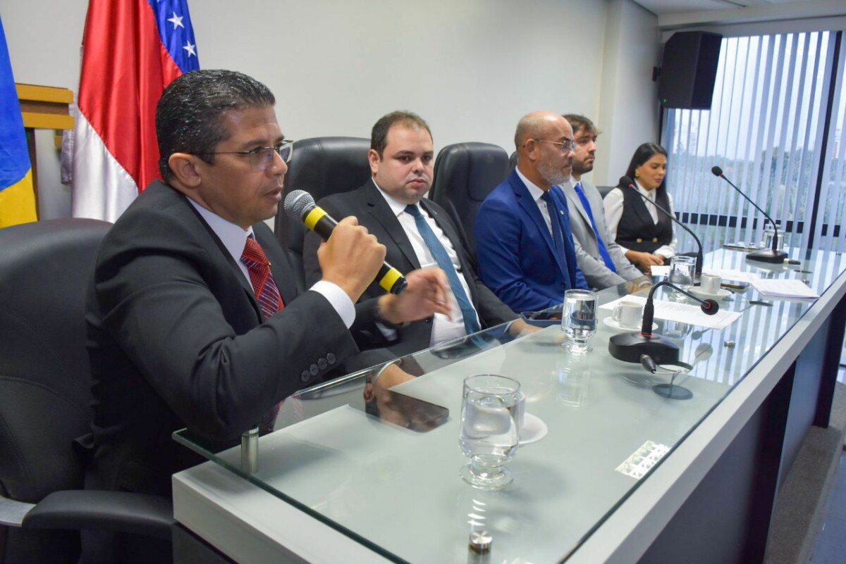 Deputado João Luiz afirma que diálogo é a ponte para um mundo diferente e melhor durante a Comissão de Educação da Aleam