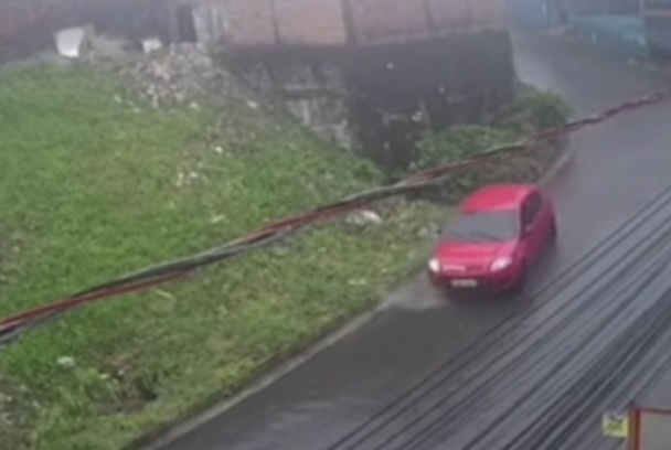 Criança é atropelada por ladrã0 de carro que estava em fuga no Jorge Teixeira; veja vídeo