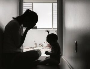 Autocobrança excessiva na maternidade prejudica a saúde emocional das mulheres