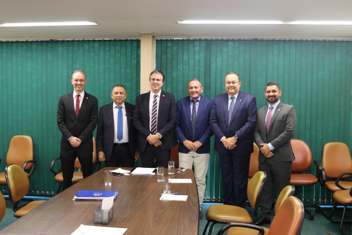 Presidente da AAM reúne com Ministro da Educação para reivindicar melhorias para os municípios do estado