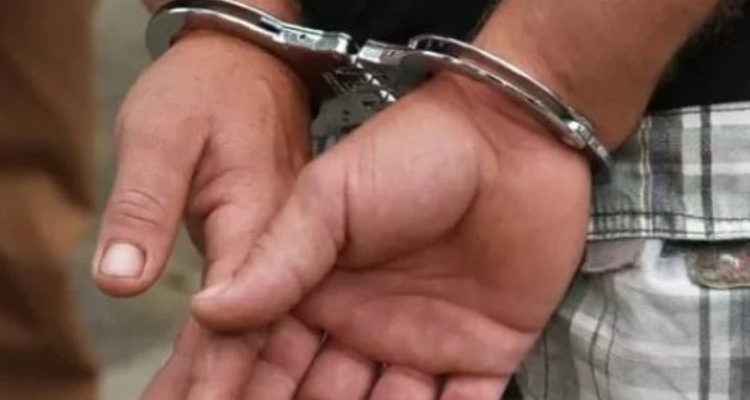 Farmacêutico é preso após passar a língua no “bumbum” de jovem durante vacina