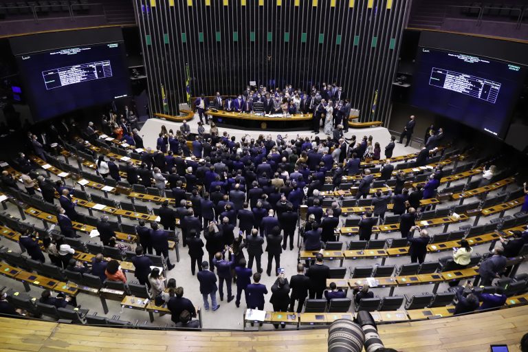 Câmara aprova pensão especial para filhos de vítimas de feminicídio; saiba mais