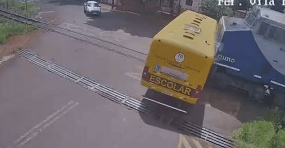 Tragédia: crianças especiais são esmagad4s por trem durante grave acidente com ônibus escolar; imagens fortes