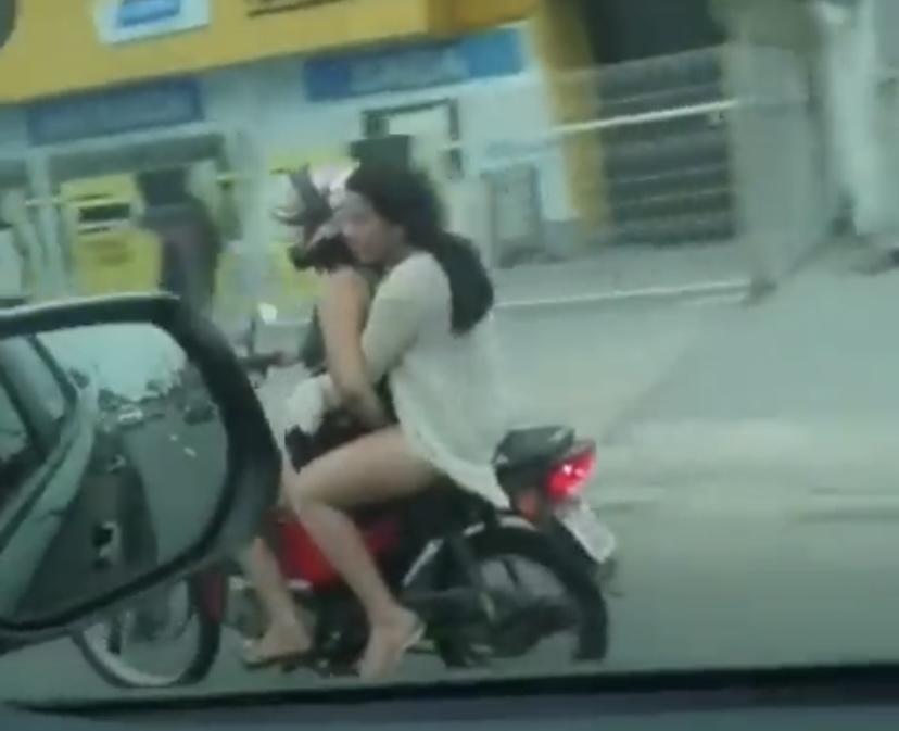Sextou: mulher faz ‘DJ’ na namorada enquanto pilota moto em Manaus; veja vídeo