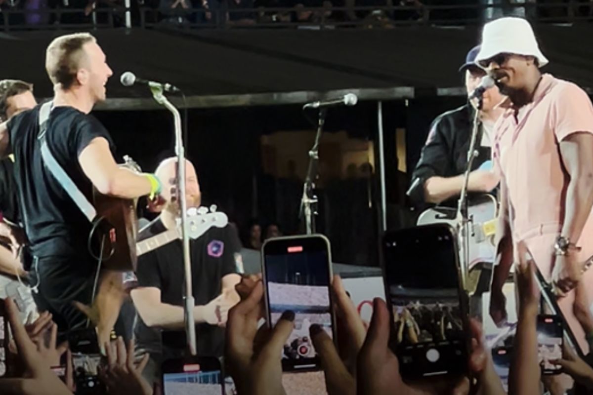 Coldplay e Seu Jorge levam multidão ao delírio em apresentação histórica; veja vídeo