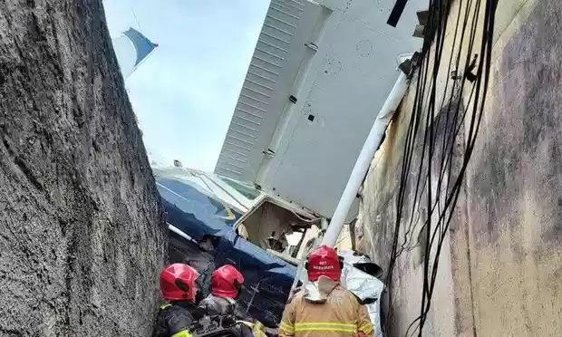 Avião despenca em duas casas e deixa pai e filha em estado grave
