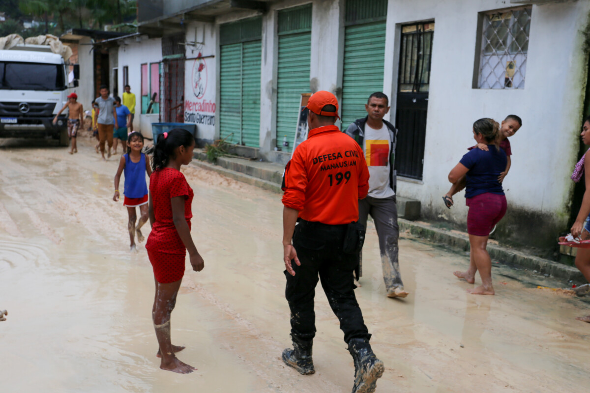 David Almeida determina força-tarefa para conter danos causados pela chuva na comunidade Monte Cristo