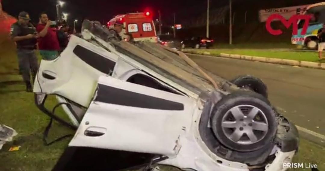 Milagre: Carro parte ao meio e jovens sobrevivem a grave acidente em Manaus