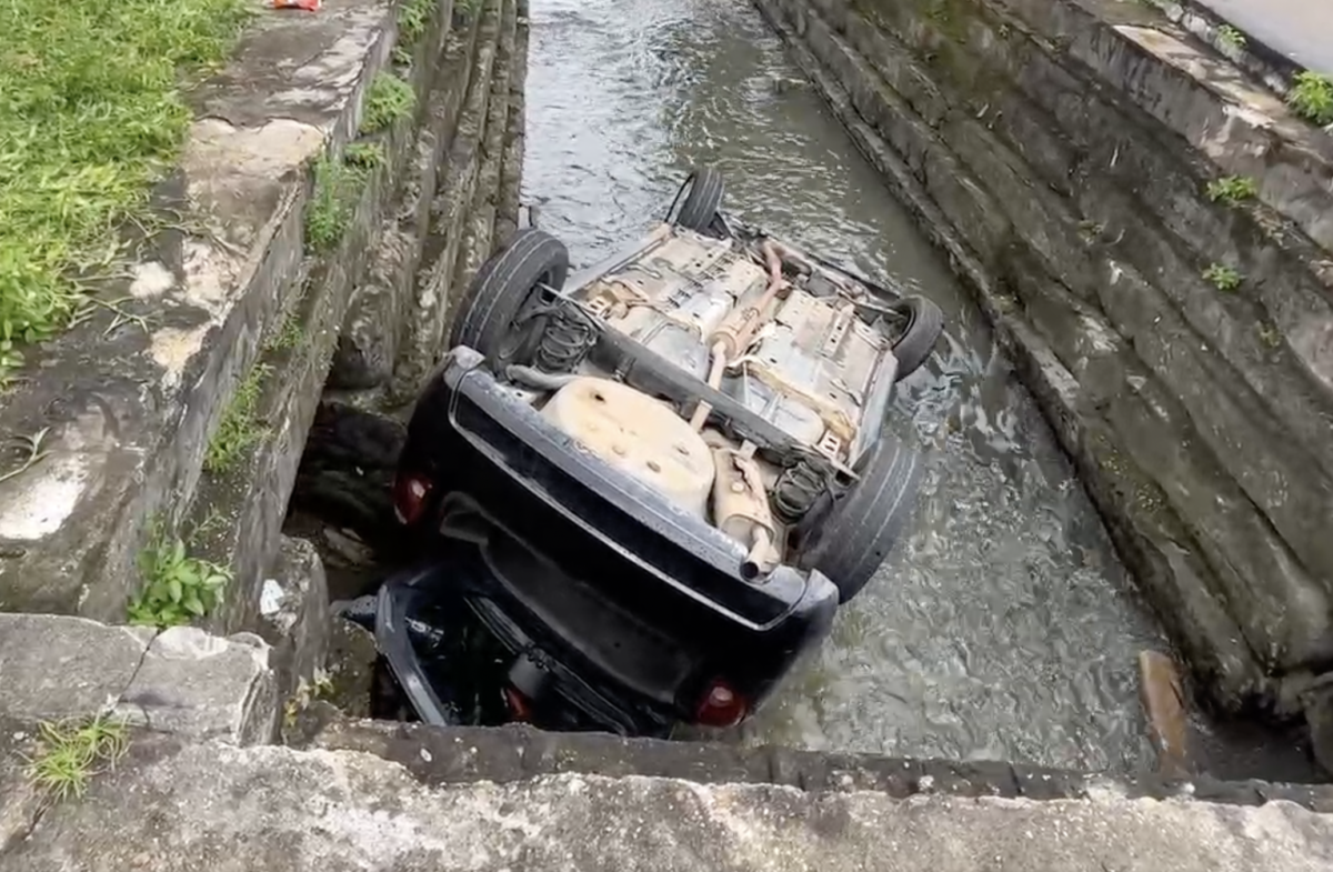 Carro capota e cai em rip-rap no bairro Alvorada, em Manaus; veja vídeo