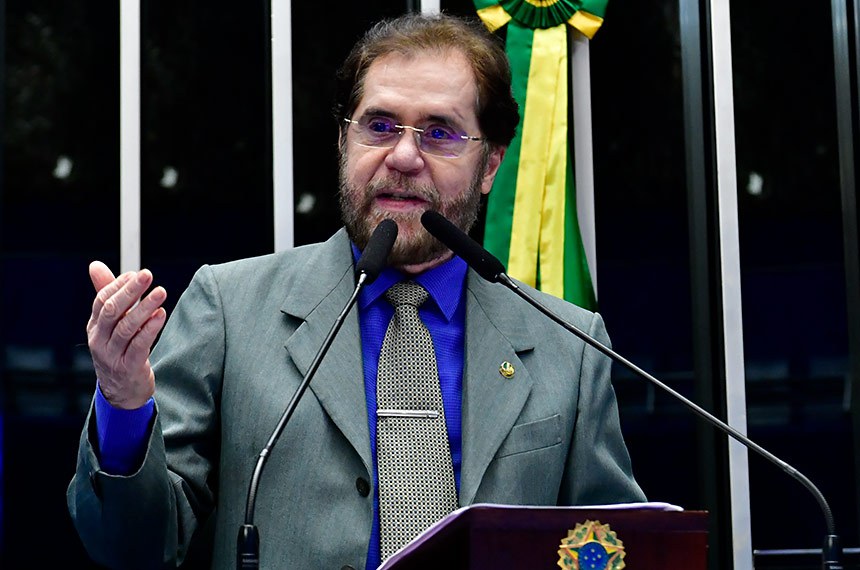 Senador Plínio Valério volta a criticar ato de reflorestamento feito por paraquedistas na Amazônia